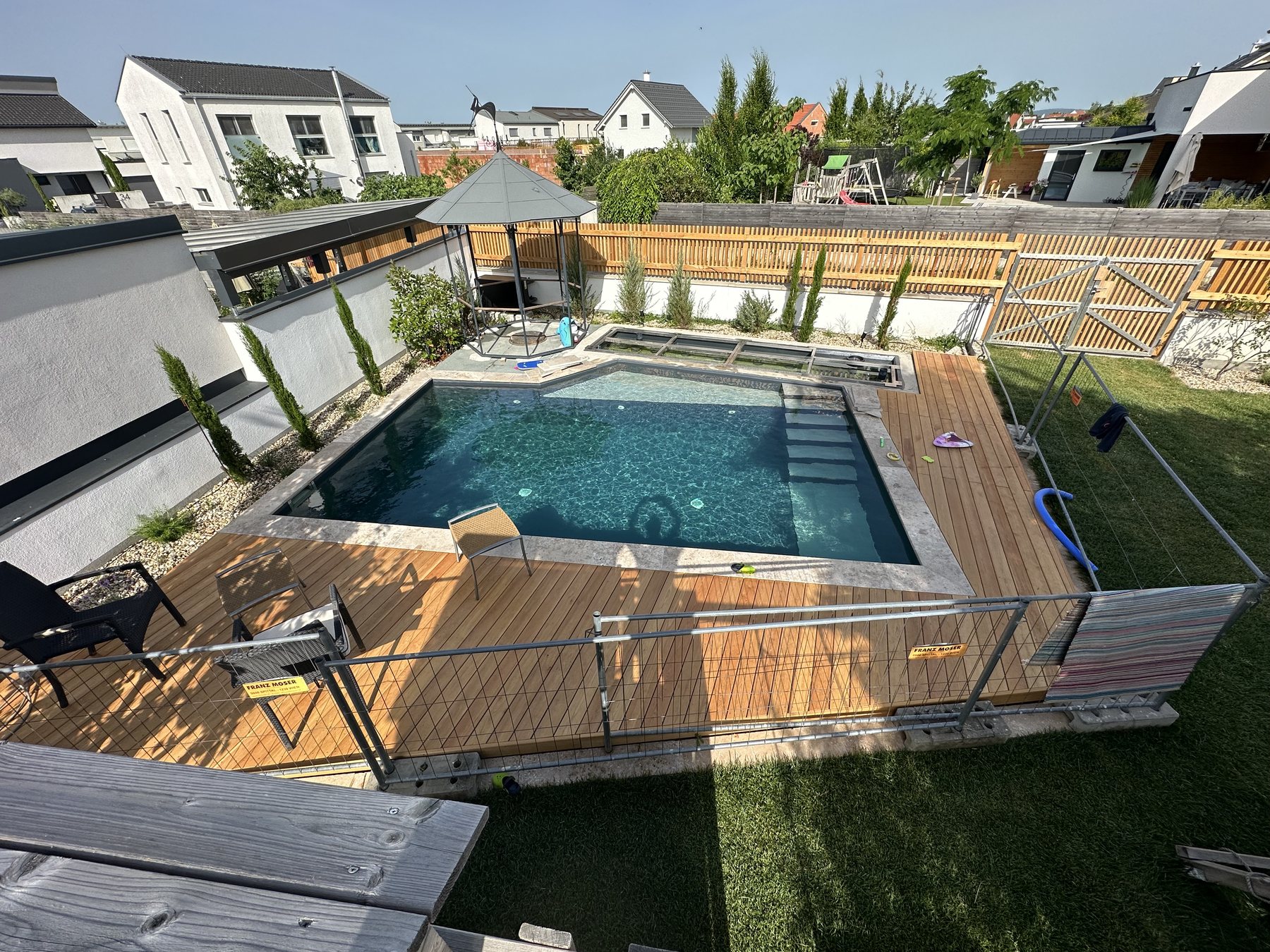 Naturpool mit Terrasse und Garten